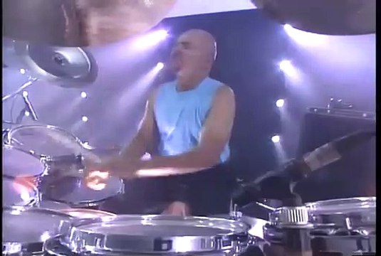 Genesis chante son tube Invisible Touch en live