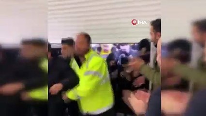 İndirimli cep telefonları için birbirlerini ezdiler!