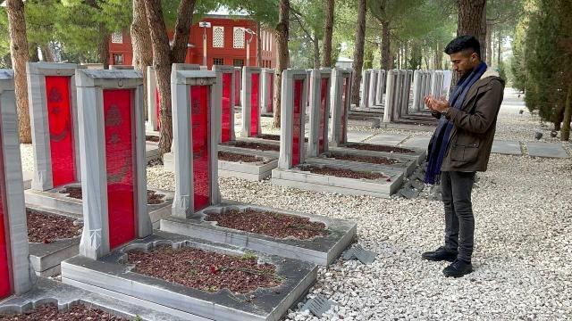 Atalarının mezarını 107 yıl sonra üniversitenin gezisi vesilesiyle ziyaret etti