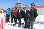 Takım elbise, kravat ve papyonla Ergan Dağı'nda snowboard keyfi yaptılar