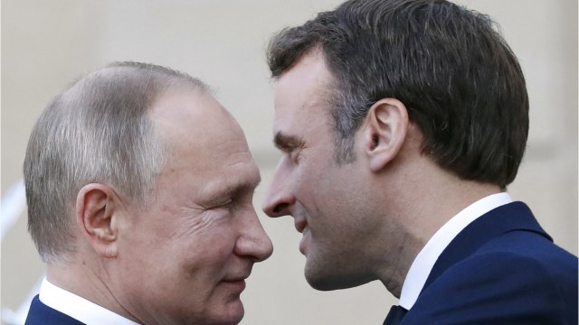GALA VIDEO - Vladimir Poutine : de Chirac à Macron, quelles ont été ses relations avec les présidents français ?