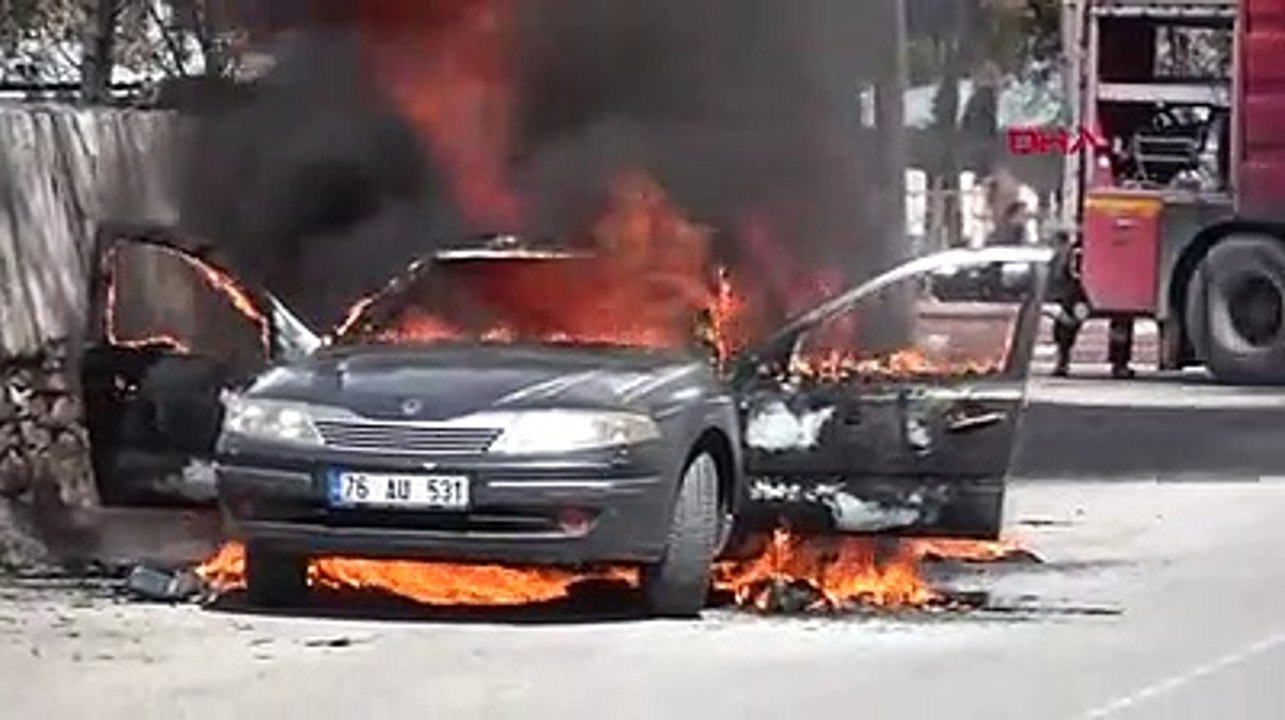 Van'da seyir halindeki otomobil alev alev yandı!