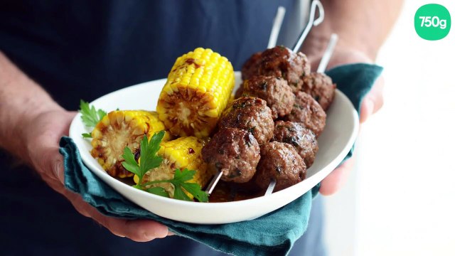 Brochettes de boulettes et maïs caramélisés