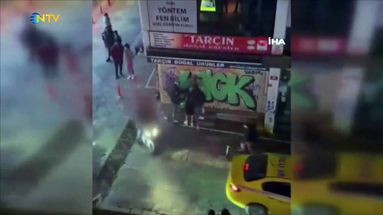 İstanbul'da sokak ortasında iki kız grubu birbirine girdi