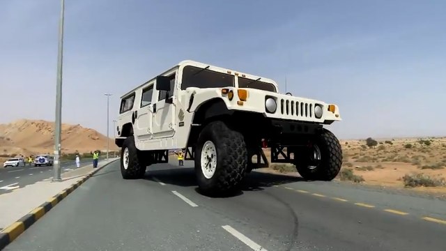 Un cheikh parade à Dubaï dans le plus gros Hummer du monde