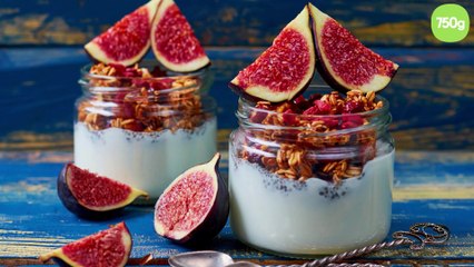 Download Video: Breakfast bowl au lait d'amandes, graines de chia, granola et figues