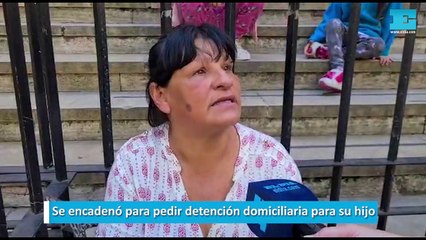 Se encadenó para pedir detención domiciliaria para su hijo