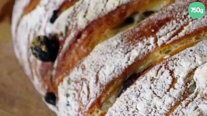 Pain de campagne pétri à la main aux noisettes et raisins