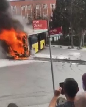 BAĞCILAR'DA İETT OTOBÜSÜ ALEV ALEV YANDI