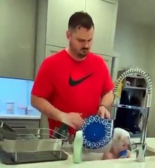 Un homme a trouvé un moyen de faire ses tâches pour le foyer plus rapidement !