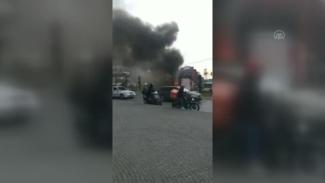 Bağcılar'da seyir halindeki İETT otobüsü yandı