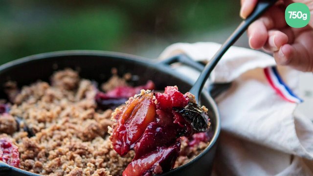 Crumble aux prunes, beurre noisette et épices