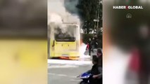 İstanbul'un Bağcılar ilçesinde seyir halindeki İETT otobüsü alev alev yandı