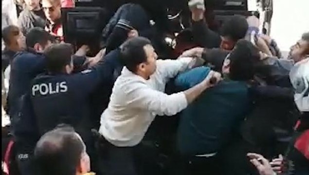 İnşaatta çocuğu taciz ettiği öne sürülen şüpheliye linç girişimi! Polis mahallelinin elinden zor aldı