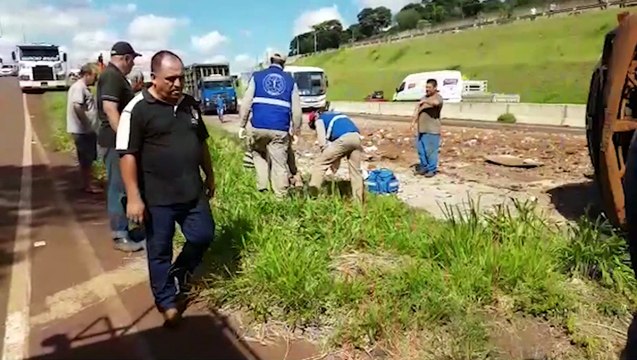 Caminhão de entulhos tomba e interdita rodovia BR-467, em Cascavel