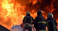 Lutsk'ta vurulan petrol deposunda çıkan yangına müdahale sürüyor