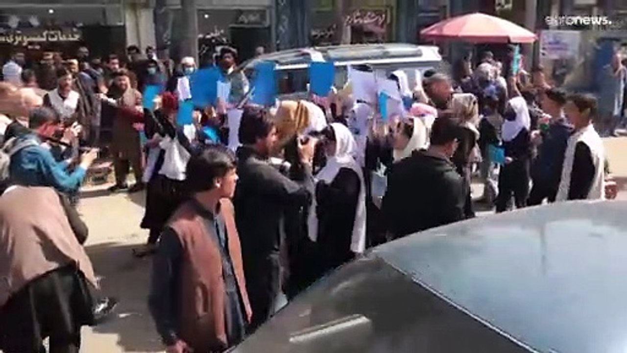 Афганским женщинам запретили летать на самолёте...