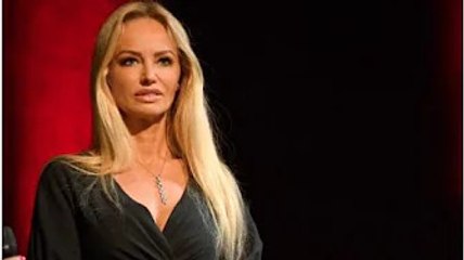 Adriana Karembeu  M@îtresse de cérémonie sublime en robe noire