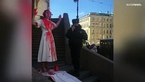 Una activista rusa se cumbre de sangre falsa para protestar contra la guerra