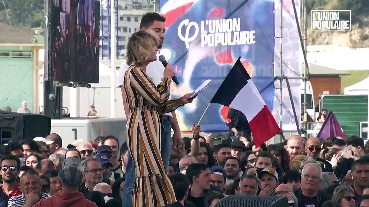 En plein meeting de Jean-Luc Mélenchon, une act...