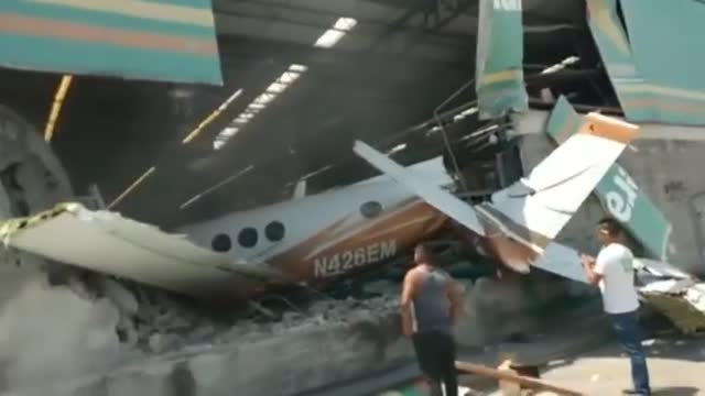 Tres muertos y varios heridos al estrellarse una avioneta contra un supermercado en México