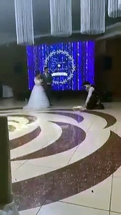 婚禮服務生端蛋糕「突踉蹌一下」 超慘悲劇新人嚇退1步