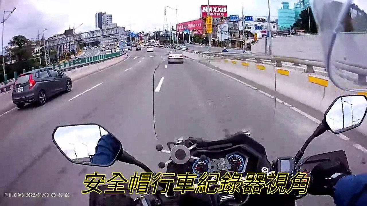 賓士追撞停紅燈重機 女駕駛下車第1動作網熱議：車禍專家？