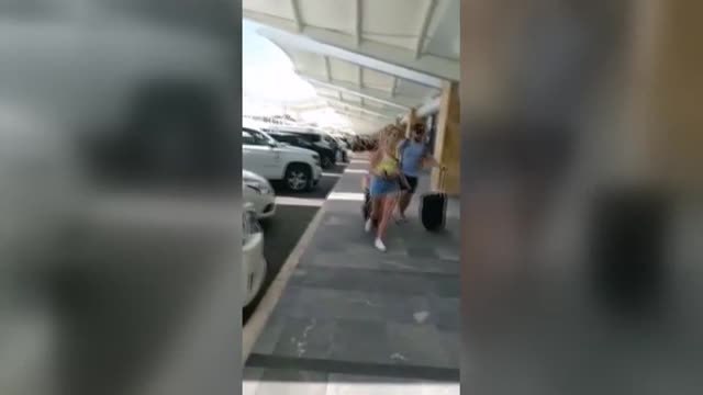 La caída de una valla publicitaria provoca el pánico en el aeropuerto de Cancún