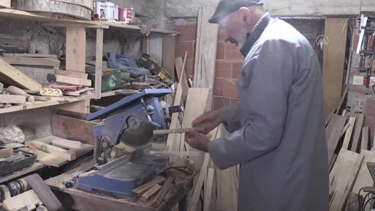 Hobi olarak başladığı ahşap işlemeciliği gelir kapısı oldu