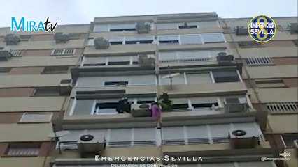 Los bomberos de Sevilla rescatan a una anciana sentada en una cornisa