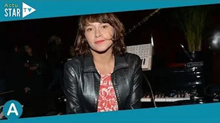 Emma de Caunes : ce cliché phallique très provoc en pleine promo