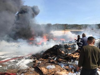 SU ŞİŞELEME FABRİKASINDA YANGIN; 2 İŞÇİ DUMANDAN ETKİLENDİ