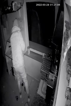 YEĞENİNİ REHİN ALIP, MAKASLA POLİSLERE SALDIRAN HIRSIZLIK ŞÜPHELİSİ BACAĞINDAN VURULDU