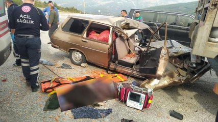 Park halindeki kamyona çarpan otomobildeki karı-kocayı ölüm ayırdı