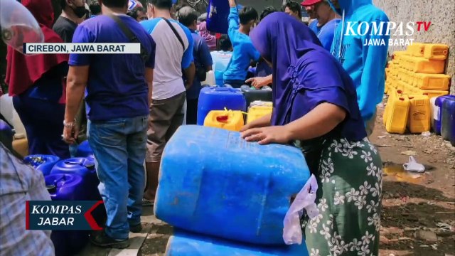 Warga Berdesakan Antri Minyak Goreng Curah
