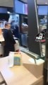 Trabajadora de McDonald’s lanza letrero a cliente y desata brutal pelea viral