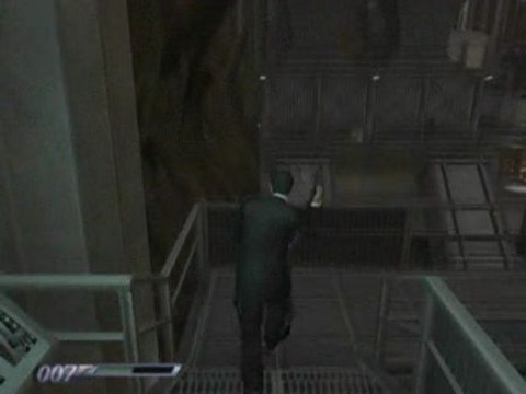 007 : Quitte ou Double : Usine mal fréquentée