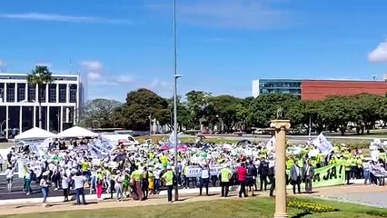 Enfermeiros protestam por isonomia salarial em frente ao Palácio do Buriti