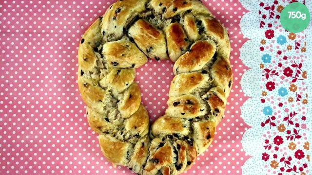 Tresse de brioche dorée aux pépites de chocolat noir