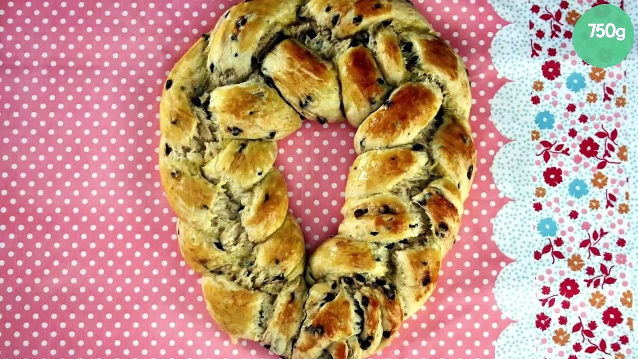 Tresse de brioche dorée aux pépites de chocolat noir