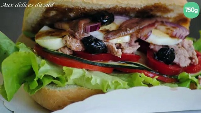 Pain bagnat agrémenté au thon, aux olives et aux anchois