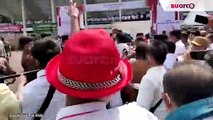 Teriakan Tiga  Periode Terdengar saat Jokowi Bagi-Bagi Kaus Gratis ke Peserta Silatnas Apdesi