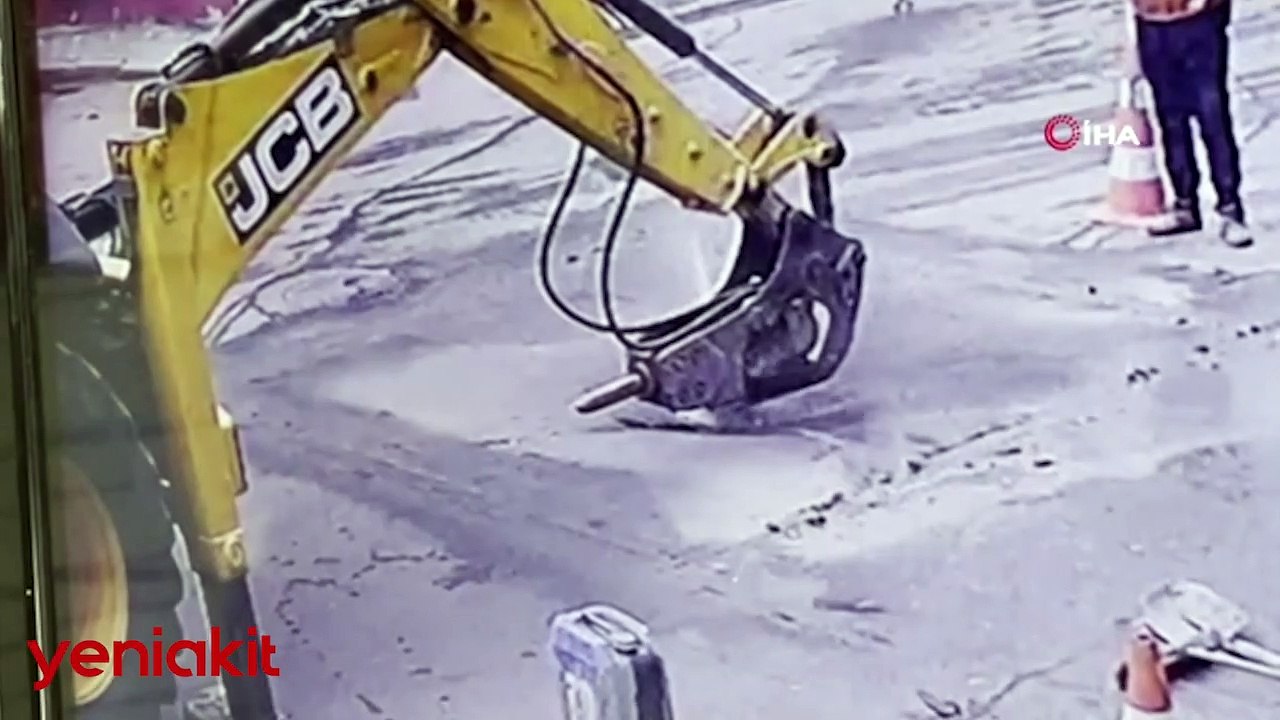 İSKİ çalışmaları sırasında patlayan su borusu işçilere zor anlar yaşattı! O anlar anbean kaydedildi