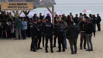 Alanya polisi, çevre bilinci oluşturmak için gençlerle sahili temizledi