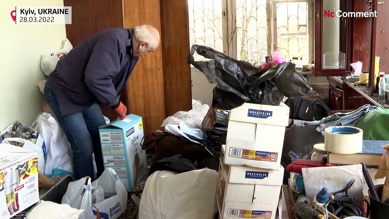 Des habitants de Kiyv inspectent leurs maisons détruites