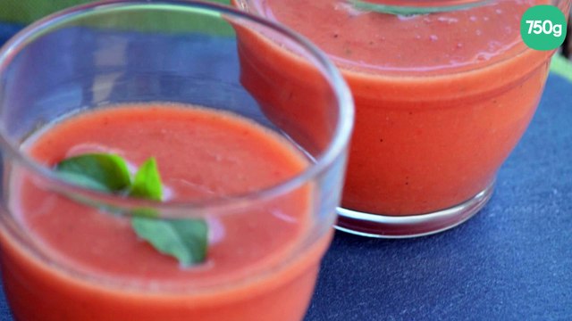 Gaspacho andalou au pain légèrement rassis