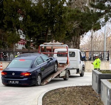 Alacağını alamayan işçi belediyenin makam aracını haczettirdi
