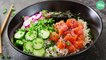 Poke bowl au saumon, radis, concombre et algues nori