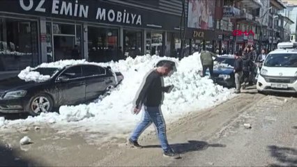 ÇATIDAN ÜZERLERİNE KAR YIĞINI DÜŞEN 4 ARAÇ HASAR GÖRDÜ