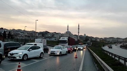 Beylikdüzü'nde kağıt yüklü tır devrildi